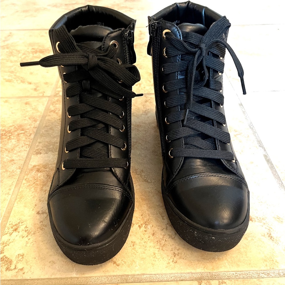 Lulu's black closed toe shoes with heel inside